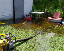 Спасатели Донетчины откачивают воду из дворов после потопа