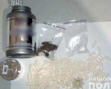 «Неспортивные» добавки: на Донетчину прислали почтой наркотики и гранату