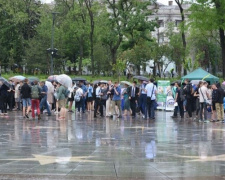 Сотни мариупольцев вышли в центр города под дождем (ФОТО)
