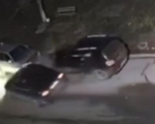 Опубликовано видео наезда пьяного водителя на припаркованные автомобили в Мариуполе