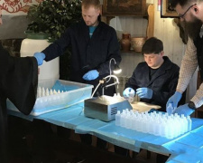 Киевские священники изготовили антисептики для мариупольцев (ФОТО)