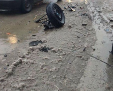 «Потерял» колесо: в Мариуполе «Hummer» протаранил легковушку (ФОТО)