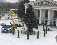 В Мариуполе начали демонтировать главную елку (ФОТОФАКТ)