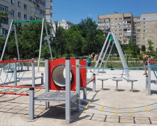 В самом восточном парке Мариуполя установили новые детские площадки (ВИДЕО)