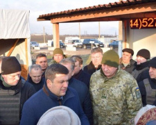 Премьер проинспектировал контрольный пункт «Гнутово» под Мариуполем (ФОТО)