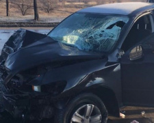 В Мариуполе в результате ДТП на автомобиль упал столб: водитель в больнице (ФОТО)