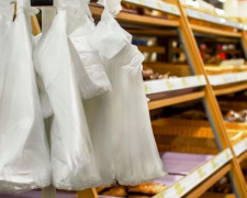 Одноразовые пакеты в мариупольских супермаркетах стали платными: сколько стоит «пластик»?