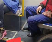 С билетом, но без обуви: в Мариуполе заметили необычного пассажира (ФОТО)