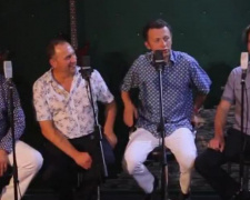 Неожиданные вопросы и живое исполнение: в Мариуполе представили новое музыкальное шоу (ВИДЕО)