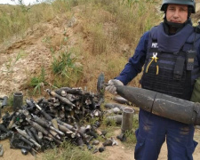 Под Мариуполем собрали более 1400 снарядов и тонны осколков после взрыва склада боеприпасов (ФОТО)