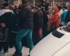 Сотни мариупольцев, вопреки карантину, столпились возле супермаркета. Прибыла полиция (ВИДЕО)