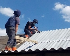 На Донетчине спасатели восстанавливают дома, попавшие под обстрелы