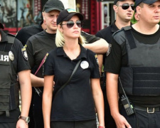 Военные и полиция охраняют порядок в праздничном Мариуполе (ФОТО)