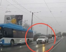 В Мариуполе сняли видео, как автомобилисты гоняли на красный и не пропускали пешеходов