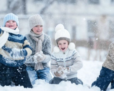 Снег в Мариуполе: десятки малышей играли в снежки в центре города (ВИДЕО)