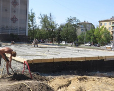 Первый пешеходный фонтан в Мариуполе подключен к воде. Испытания пройдут после облицовки (ФОТОФАКТ)