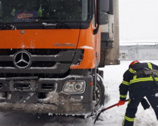 В Мариуполе грузовик с полуприцепом провалился в открытую канализацию (ФОТО)