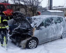 Пожар на автостоянке в Мариуполе: загорелся Mercedes (ФОТО+ВИДЕО)