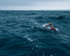 Опасные глубины: спасатели вернули на берег 12 мариупольцев