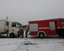 В Мариуполе грузовики застряли на скользкой дороге (ФОТО+ВИДЕО)