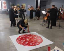 Незвичний перформанс для маріупольців - під музику Маріупольського оркестру народжувалася картина 