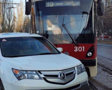В Мариуполе автомобиль подрезал трамвай