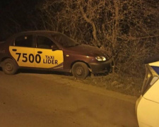 Пьяная 20-летняя мариупольчанка без прав угнала и разбила автомобиль такси