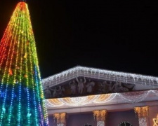 В центре Мариуполя откроют елку и каток. «Мариупольское телевидение» покажет праздник в прямом эфире