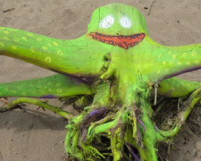 На пляже Мариуполя появился большой зелёный рукотворный осьминог (ФОТОФАКТ)