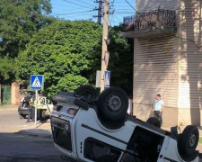В центре Мариуполя в результате аварии машину перекинуло на крышу (ФОТО)