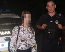 Загулялась: в Мариуполе патрульные вернули домой протестующую девочку (ФОТО)