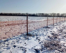 У дороги Запорожье-Мариуполь устанавливают снегозащитные сетки (ФОТО)