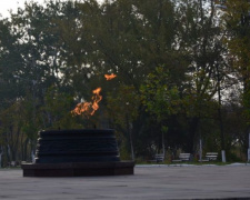 В Мариуполе у подножия памятника Освободителям Донбасса снова горит Вечный огонь (ФОТО)