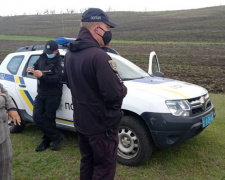 Под Мариуполем снова распахивали ценные земли нацпарка: полиция изъяла сельхозтехнику