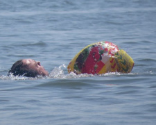 Унесенные ветром. В Мариуполе спасатели вернули на берег 15 человек, опасно удалившихся в море (ФОТО)
