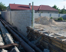 В частном секторе Мариуполя впритык к домам жителей строят рынок (ФОТО)