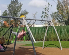 Возле детской площадки на обновленной площади в Мариуполе установят стенд с ограничениями