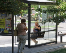 Мариупольцы пытаются раскурочить стеклянные евроостановки (ФОТОФАКТ)