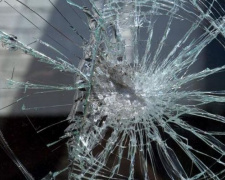 Не захотел надевать маску: в Мариуполе мужчина разбил окно автобуса