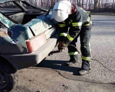 На Донетчине спасатели доставали из кювета автомобиль