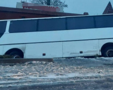 Пассажирский автобус Мариуполь – Харьков слетел с дороги и въехал в каменный забор