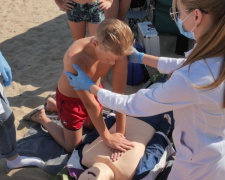 На пляже в Мариуполе учили оказывать первую доврачебную помощь