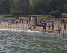 В Мариуполе открыли пляжный сезон: тысячи горожан ринулись на побережье
