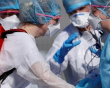 За сутки коронавирусом в Украине заболели почти 100 врачей