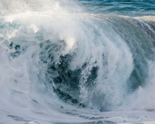 Ветер и полуметровые волны: в Мариуполе объявили штормовое предупреждение