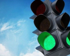 На аварийно-опасном участке дороги в Мариуполе установили светофор