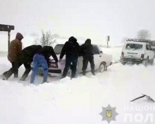 Полиция перекрыла дороги от Мариуполя в Запорожскую область из-за заносов (ФОТО+ВИДЕО)