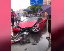 Китаянка за пару минут разбила прокатный "Ferrari" (ВИДЕО)