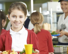 Стала известна стоимость обеда в школах и детсадах Мариуполя в 2018 году