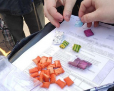 Прятал пакеты с наркотиками в неприметных местах: в Мариуполе поймали закладчика (ФОТО)